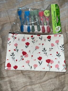 Tulip Canvas Pouch with Matching Novelty Clips nwot